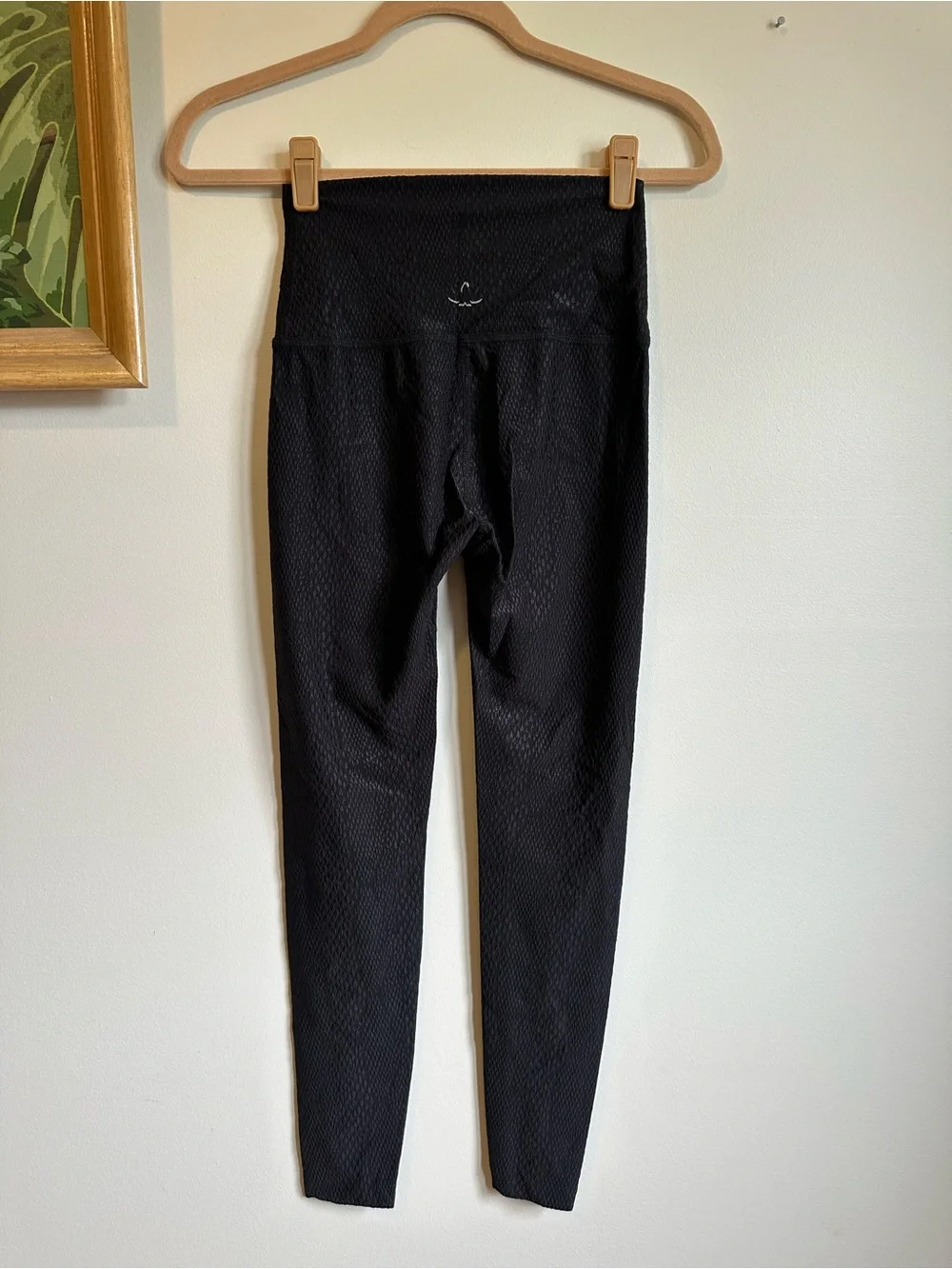 Beyond Yoga Tonal Snakeskin 7/8 Tight Legging  Womens Small Black Athletic